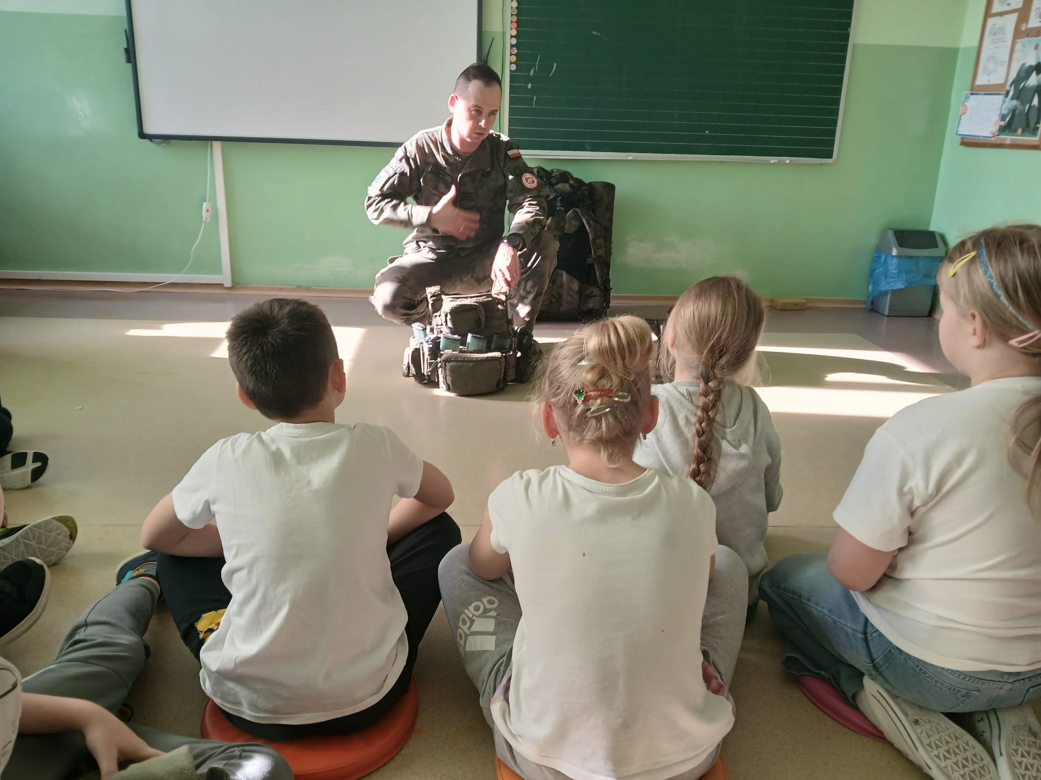 Kolejne spotkanie uczniów klasy II z żołnierzem w ramach innowacji „Mały patriota i wielki mundur- cykl spotkań z żołnierzem RP”