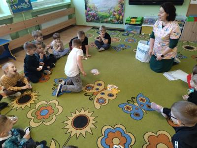 Uczeń wykonuje ćwiczenie na dywanie.