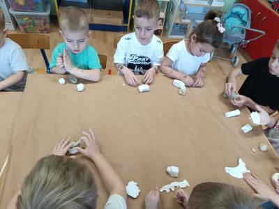 Dzieci lepią z gliny.