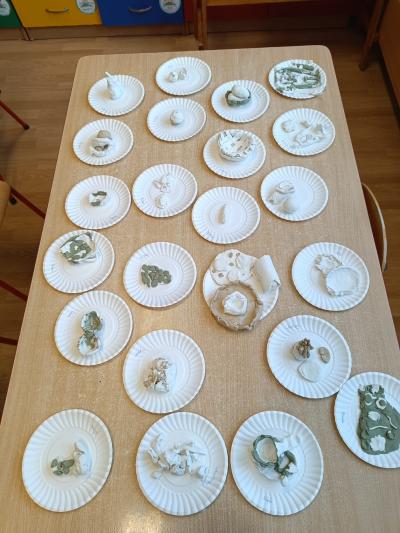 Rzeźby z gliny wykonane przez dzieci.