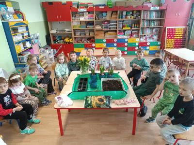 Dzieci przygotowują się do sadzenia roślin.
