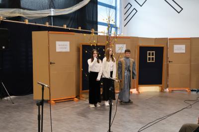 Uczniowie mówią swoje role na scenie.