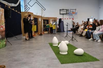 Wójt wręcza nagrody za Gminny Konkurs Palma Wielkanocna.