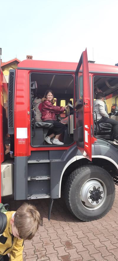 Uczennica w wozie strażackim.