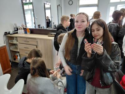 Uczniowie oglądają wzorniki paznokci.