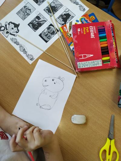 Rysunek kapibary i materiały papiernicze.