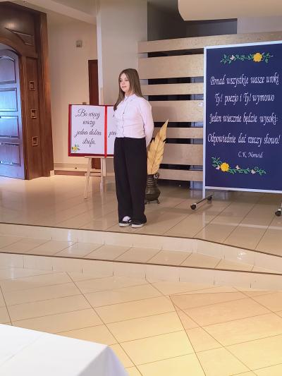 Uczennica deklamuje wiersz.