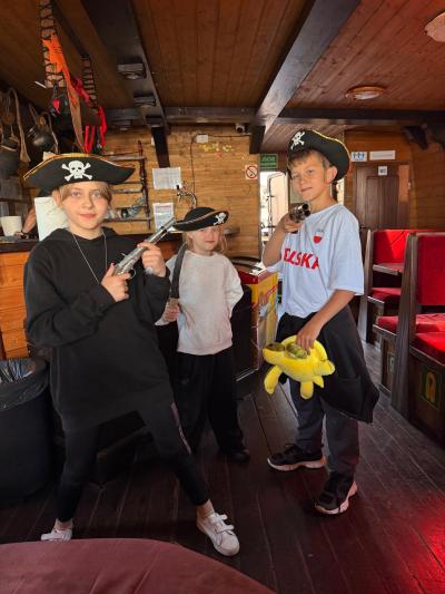 Uczniowie przebrani za piratów.