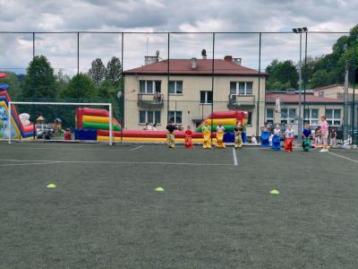 Dzieci skaczą w kolorowych workach.
