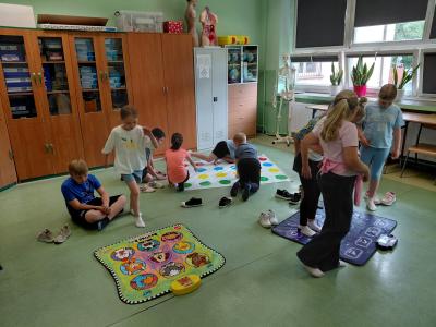 Dzieci tańczą na matach grających.