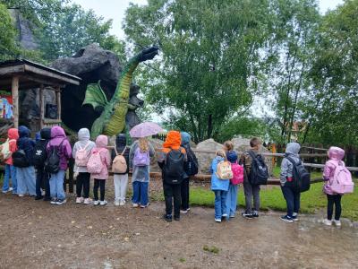 Uczniowie zwiedzają Park Miniatur.