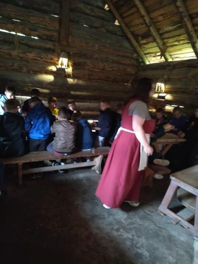 Uczniowie lepią z gliny.
