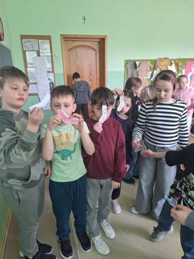 Uczniowie trzymają w rękach wycięte skarpetki.