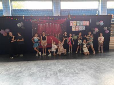 Zdjęcie grupowe na scenie.