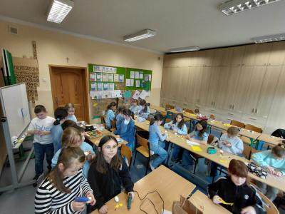 Uczniowie tworzą kompozycje wielkanocne.