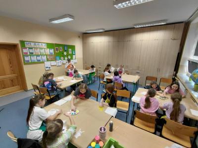 Uczniowie malują palcami.