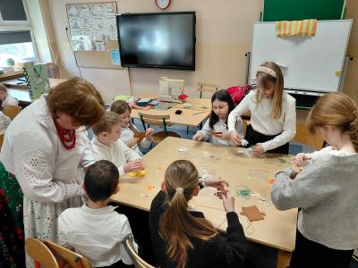 Uczniowie uczą się szyć.