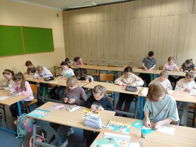 Uczniowie układają samoprzylepne puzzle 3 D.