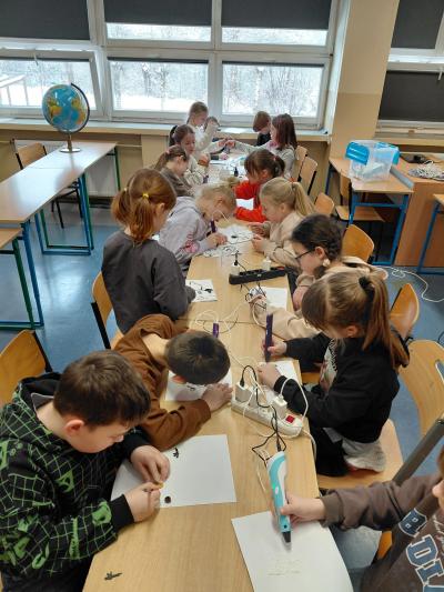 Uczniowie używają długopisów 3D.