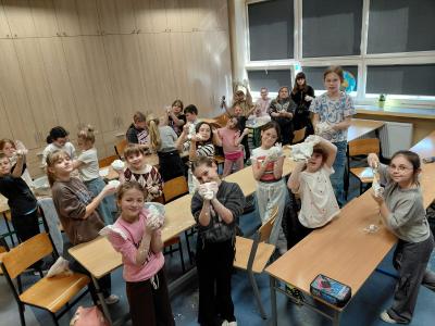 Uczniowie robią piankolinę.