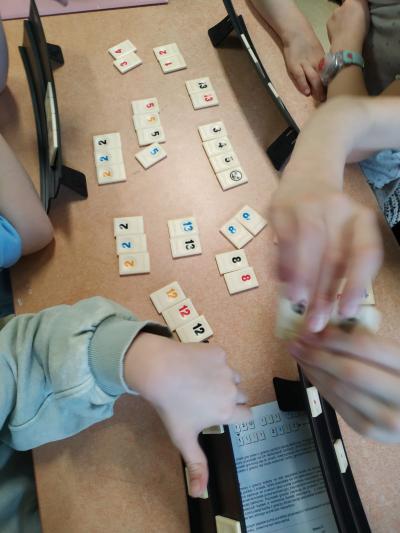 Uczniowie grają w Rummikub.