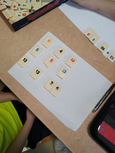 Gra Rummikub.