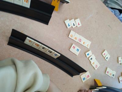 Gra Rummikub.