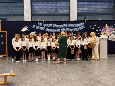 Nauczyciele wręczają uczniom upominki za działalność w Szkolnym Kole Wolontariatu.