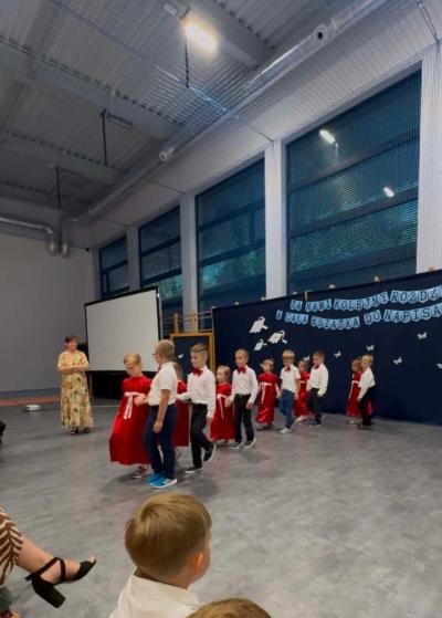 Przedszkolaki tańczą poloneza.