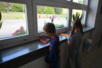 Uczniowie grają w gry zręcznościowe.