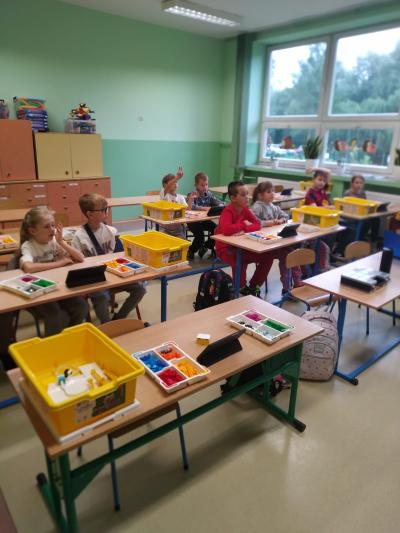 Uczniowie budują roboty z klocków LEGO.