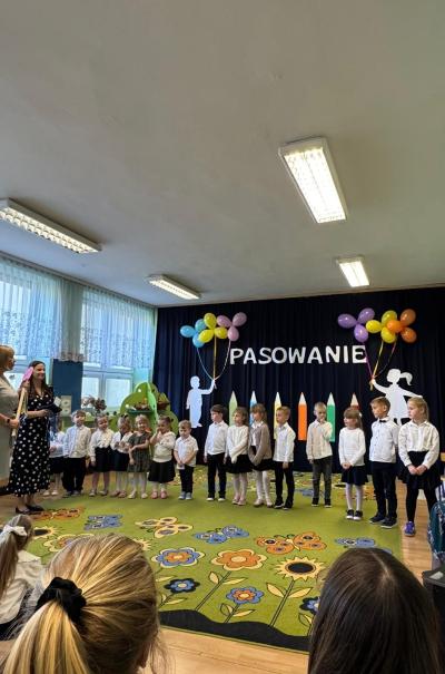 Przedszkolaki czekają na pasowanie.