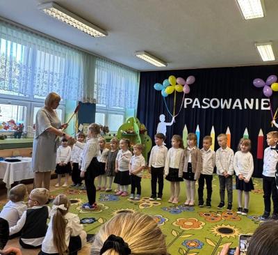 Dyrekcja pasuje przedszkolaków na starszaków.