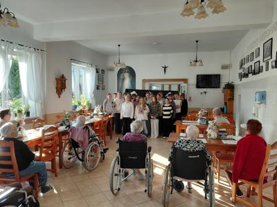 Podopieczni oglądają występ uczniów.