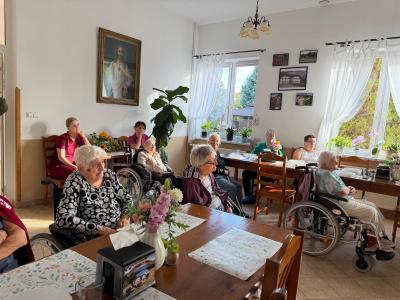 Podopieczni i personel oglądają występ.